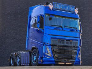 LIPPENS; VOLVO FH5 GLOBETROTTER 6X2 TWIN STEER