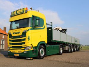 E. DE VRIES; SCANIA S NORMAL CS20N 4X2 BRICK TRAILER – 4 AXLE