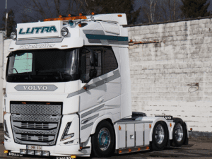 LUTRA; VOLVO FH5 GLOBETROTTER 6X2 TAG AXLE