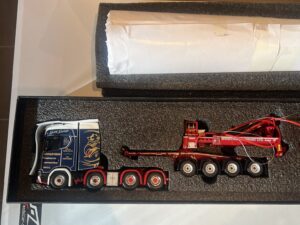 McFadyens; SCANIA S HIGHLINE CS20H ​​8X4 VINDKVARNSTRAILER MED 4 AXLAR DOLLY – 7 AXLAR + TORN