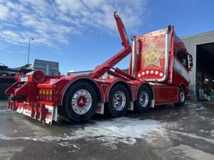 JH Entreprenad &Transport; VOLVO FH5 GLOBETROTTER 8×4 HOOKLIFT + HOOKLIFT CONTAINER ASPHALT