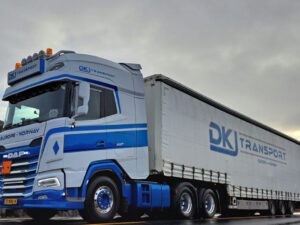 DKJ Transport; DAF XG+ 6X2 TAGAXEL SEMI MED RIDDIN – 3 AXLAR