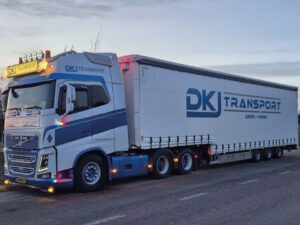 DKJ Transport; VOLVO FH4 GLOBETROTTER XL 6X2 TAGAXEL SEMI MED RIDDIN – 3 AXLAR