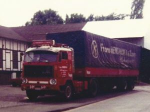 Frans Hendrickx & Söner; VOLVO F89 4X2 CLASSIC CURAINSIDER TRAILER – 2 AXLAR