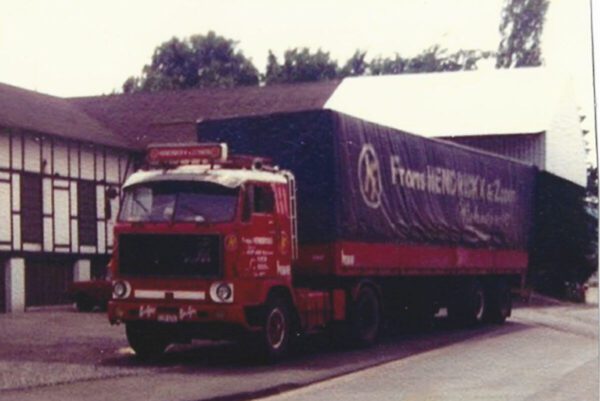 Frans Hendrickx & Söner; VOLVO F89 4X2 CLASSIC CURAINSIDER TRAILER - 2 AXLAR - Bild 2