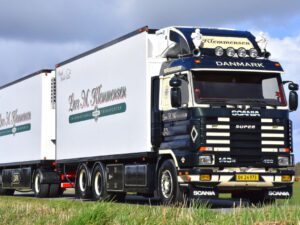 Lars Klemmensen; SCANIA 3-SERIEN STREAMLINE RIGAD KYLVLASTBIL 6X2 TAGAXEL RIGAD KYLVDRAG DRAGSKILDSTRAILER – 5 AXLAR