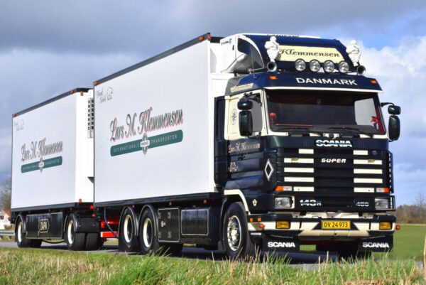 Lars Klemmensen; SCANIA 3-SERIEN STREAMLINE RIGAD KYLVLASTBIL 6X2 TAGAXEL RIGAD KYLVDRAG DRAGSKILDSTRAILER - 5 AXLAR