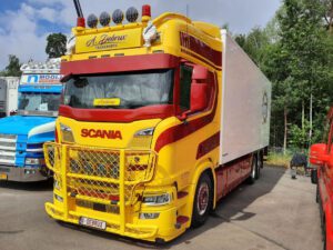 A. Debrux; SCANIA R HIGHLINE CR20H RIGAD LÅDATRUCK 6X2 TAGAXEL