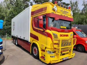 A. Debrux; SCANIA R HIGHLINE CR20H RIGAD LÅDATRUCK 6X2 TAGAXEL