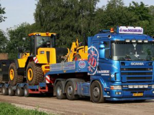 G. van Doesburg; SCANIA 4-SERIEN PLATTA TAK 6X2 TWIN STYR-HALVHJUL BRUNN LÅGLASTARE – 4 AXLAR