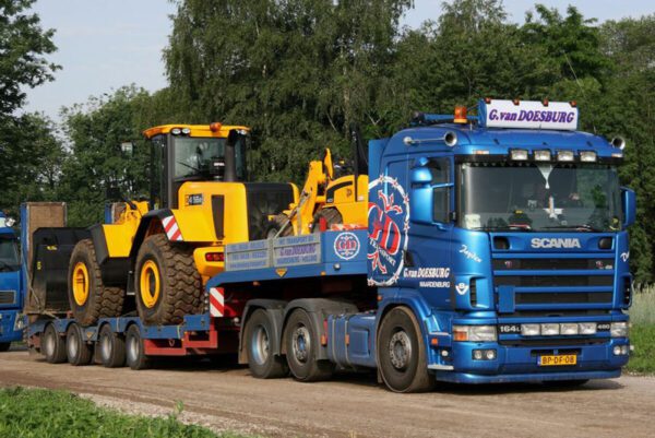 G. van Doesburg; SCANIA 4-SERIEN PLATTA TAK 6X2 TWIN STYR-HALVHJUL BRUNN LÅGLASTARE - 4 AXLAR