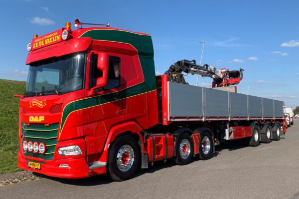 JP de Bruijn; DAF XF SH UTAN SKY LIGHTS 6X2 TWIN STEER BRICK TRAILER - 3 AXEL