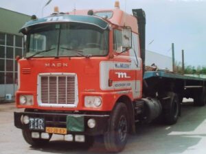 van der Meijden; MACK F700 4X2 CLASSIC FLATTRAILER – 2 AXLAR