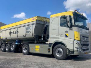 Boskalis; VOLVO FH5 SLEEPER CAB ELECTRIC 4X2 NON STEERING TIPPER TRAILER – 3 AXLE