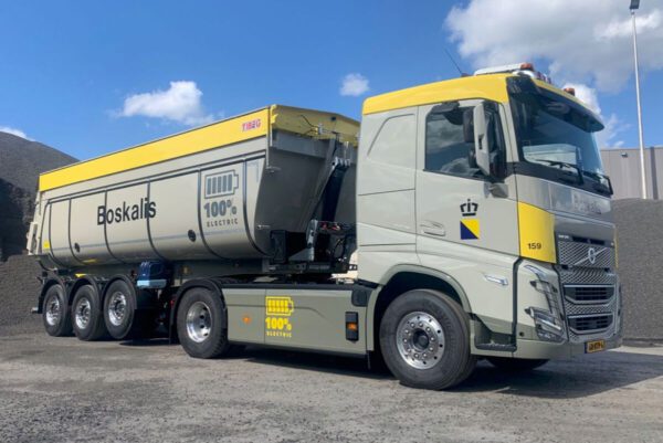 Boskalis; VOLVO FH5 SLEEPER CAB ELECTRIC 4X2 NON STEERING TIPPER TRAILER - 3 AXLE