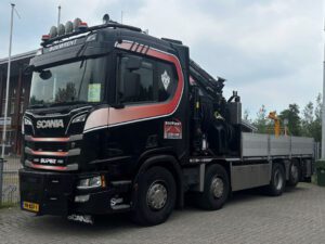 Bouwrent; SCANIA R NORMAL CR20N 8X2 TAG AXLE RIGED FLATBED TRUCK WITH PALFINGER PK 78002 SH + JIB