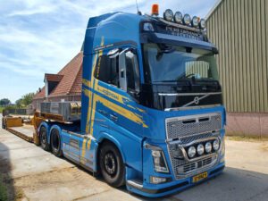 L.A. van Roozendaal; VOLVO FH4 GLOBETROTTER XL 6X2 TAG AXLE EURO PX LOW LOADER – 2 AXLE