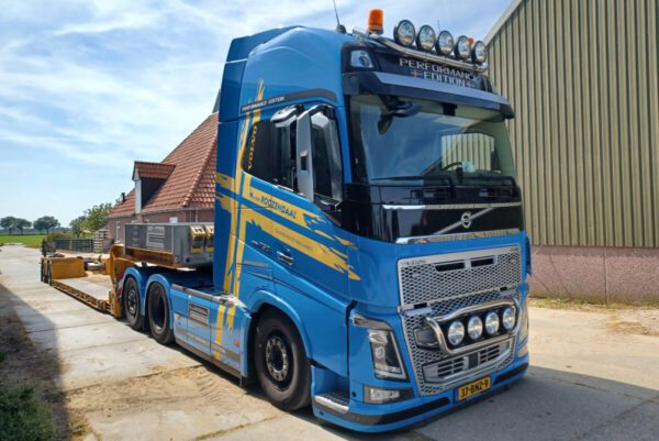 L.A. van Roozendaal; VOLVO FH4 GLOBETROTTER XL 6X2 TAG AXLE EURO PX LOW LOADER - 2 AXLE