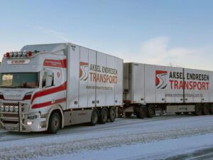 Aksel Endresen Transport AS; SCANIA R HIGHLINE CR20H RIGAD LÅDATRUCK 8X4 KYLVÄGGARNA – 3 AXLAR DRAGSTÅNG I DOLLY HIGH