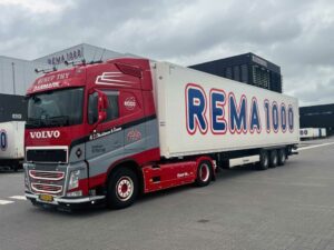 N.C. Christensen & Sonner; VOLVO FH4 GLOBETROTTER 4X2 BOX TRAILER – 3 AXLE