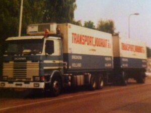 Transport Vooruit; SCANIA 3 SERIES RIGED REEFER TRUCK 6X2 TAG AXLE RIGED REEFER DRAWBAR TURNTABLE TRAILER – 5 AXLE